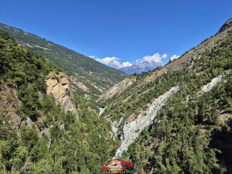 La vue direction aval depuis la passerelle. Passerelle des Gorges de la Borgne, Hérémence, Euseigne, St-Martin. La vue direction aval depuis la passerelle. Passerelle des Gorges de la Borgne, Hérémence, Euseigne, St-Martin.