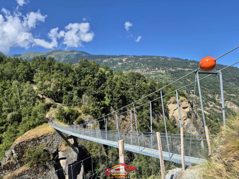 La passerelle des gorges de la Borgne avec le village d'Hérémence sur la droite de l'image. Passerelle des Gorges de la Borgne, Hérémence, Euseigne, St-Martin. La passerelle des gorges de la Borgne avec le village d'Hérémence sur la droite de l'image. Passerelle des Gorges de la Borgne, Hérémence, Euseigne, St-Martin.