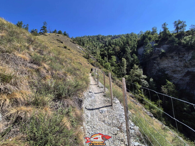 Rive droite I, Le sentier juste après la passerelle. Tour des Passerelles, Val d'Hérens. Rive droite I, Le sentier juste après la passerelle. Tour des Passerelles, Val d'Hérens.