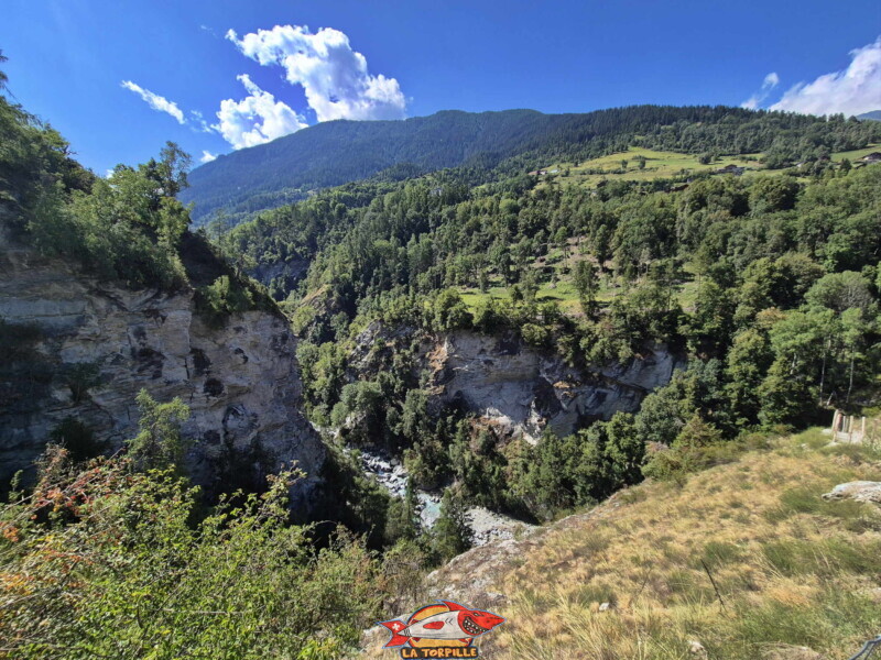 Rive droite I, La vue sur les gorges de la Borgne. Tour des Passerelles, Val d'Hérens. Rive droite I, La vue sur les gorges de la Borgne. Tour des Passerelles, Val d'Hérens.