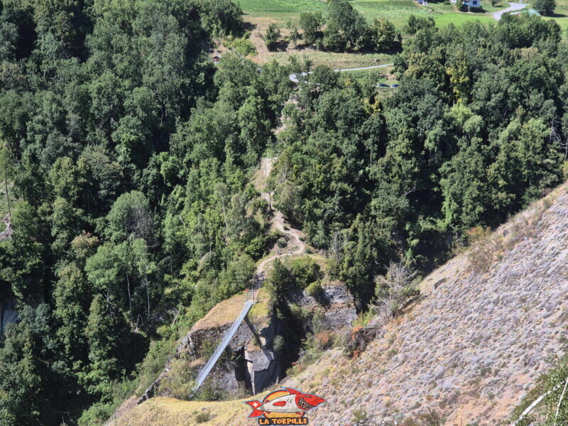 La passerelle et son chemin d'accès, rive gauche. Passerelle des Gorges de la Borgne, Hérémence, Euseigne, St-Martin. La passerelle et son chemin d'accès, rive gauche. Passerelle des Gorges de la Borgne, Hérémence, Euseigne, St-Martin.