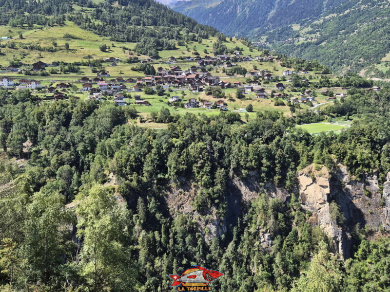 Rive droite I, Une photo d'Euseigne surplombant la rivière de la Borgne avec de hautes falaises. Tour des Passerelles, Val d'Hérens. Rive droite I, Une photo d'Euseigne surplombant la rivière de la Borgne avec de hautes falaises. Tour des Passerelles, Val d'Hérens.