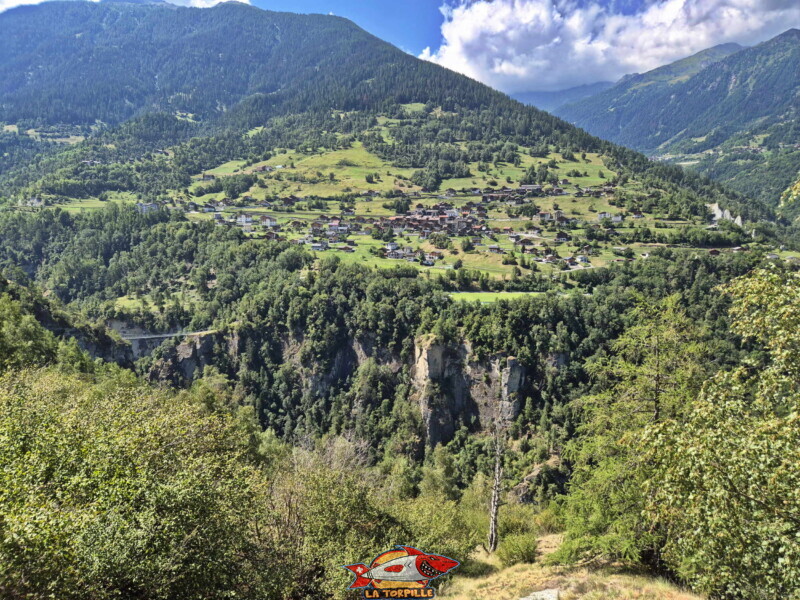 Rive droite I, Une vue d'ensemble où on peut voir, sur la gauche, la passerelle des gorges, au milieu, Euseigne, et, sur la droite, les pyramides. Au premier plan, le val d'Hérens, en haut, à gauche, le val d'Hérémence. Rive droite I, Une vue d'ensemble où on peut voir, sur la gauche, la passerelle des gorges, au milieu, Euseigne, et, sur la droite, les pyramides. Au premier plan, le val d'Hérens, en haut, à gauche, le val d'Hérémence. Tour des Passerelles, Val d'Hérens.