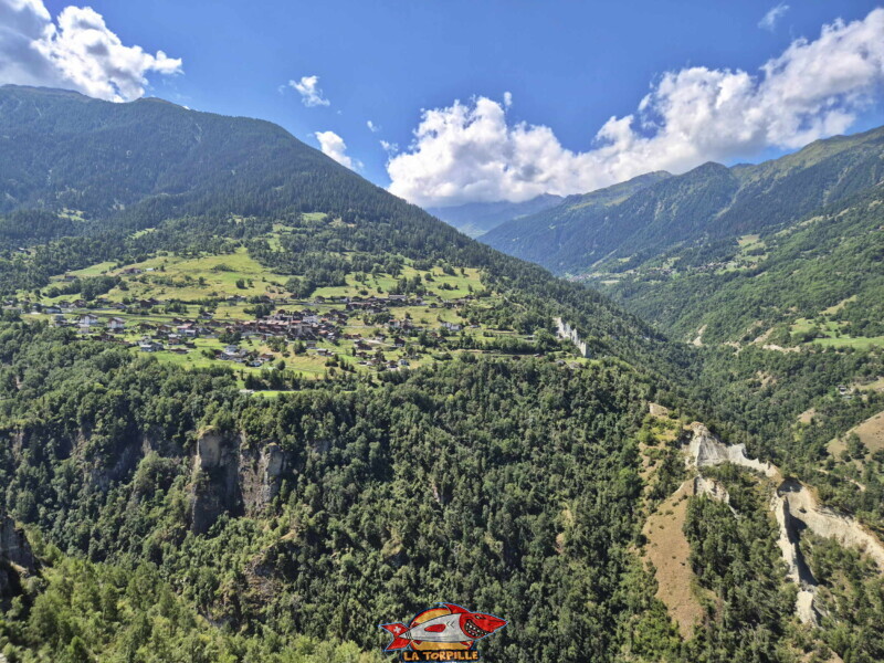 Le village d'Euseigne et les pyramides sur la droite. Le village d'Euseigne et les pyramides sur la droite.