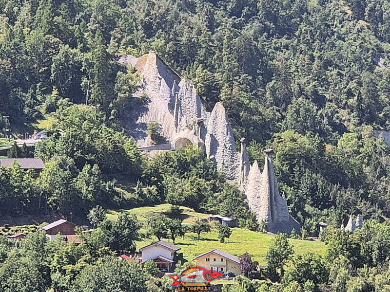 Le zoom sur les pyramides.