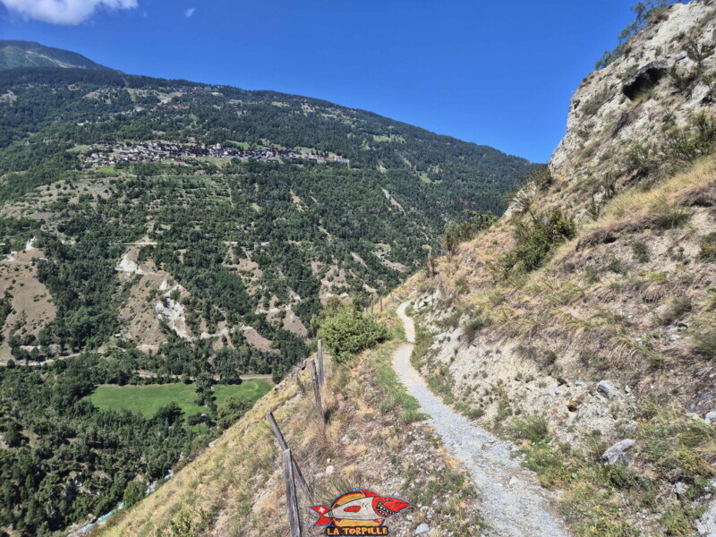 Rive droite II, Le sentier avec une forte pente. On distingue la Borgne sur la gauche, et, sur le haut, le village d'Hérémence. Rive droite II, Le sentier avec une forte pente. On distingue la Borgne sur la gauche, et, sur le haut, le village d'Hérémence.