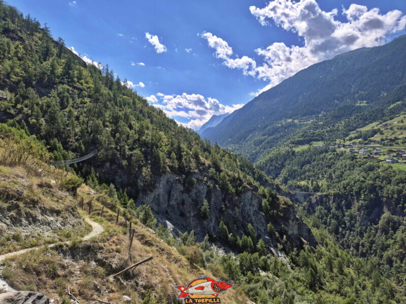 Rive droite II, La vue vers l'arrière. Sur la gauche, la passerelle de la Grande Combe, et, à droite, en bas, la passerelle des gorges de la Borgne. Rive droite II, La vue vers l'arrière. Sur la gauche, la passerelle de la Grande Combe, et, à droite, en bas, la passerelle des gorges de la Borgne. Tour des Passerelles, Val d'Hérens.