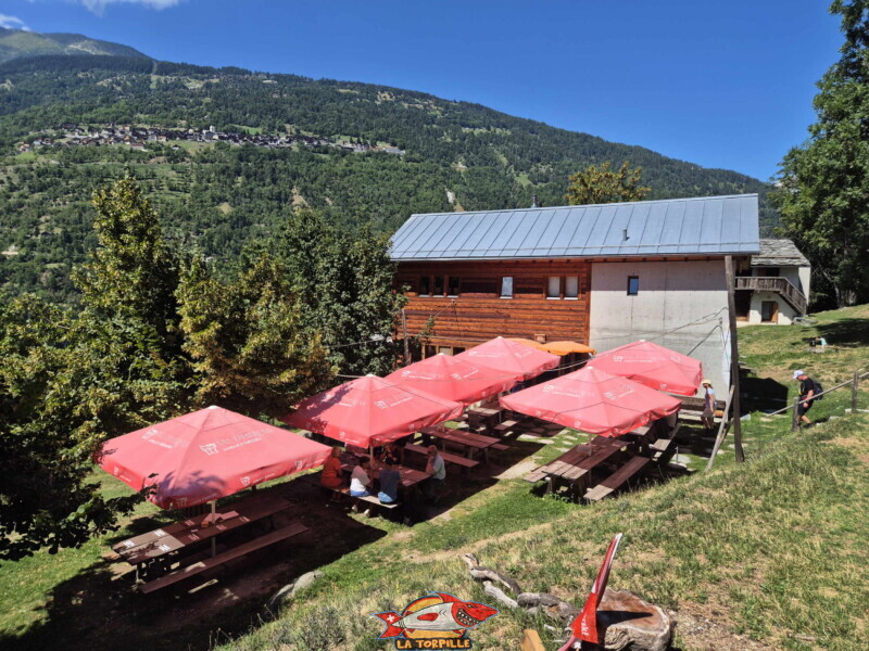 L'auberge d'Ossona qui sert des spécialités valaisannes élaborées avec les produits du domaine (fromage de chèvre, cabri, viande de bœuf, œufs de la ferme). L'auberge d'Ossona qui sert des spécialités valaisannes élaborées avec les produits du domaine (fromage de chèvre, cabri, viande de bœuf, œufs de la ferme). Tour des Passerelles, Val d'Hérens.