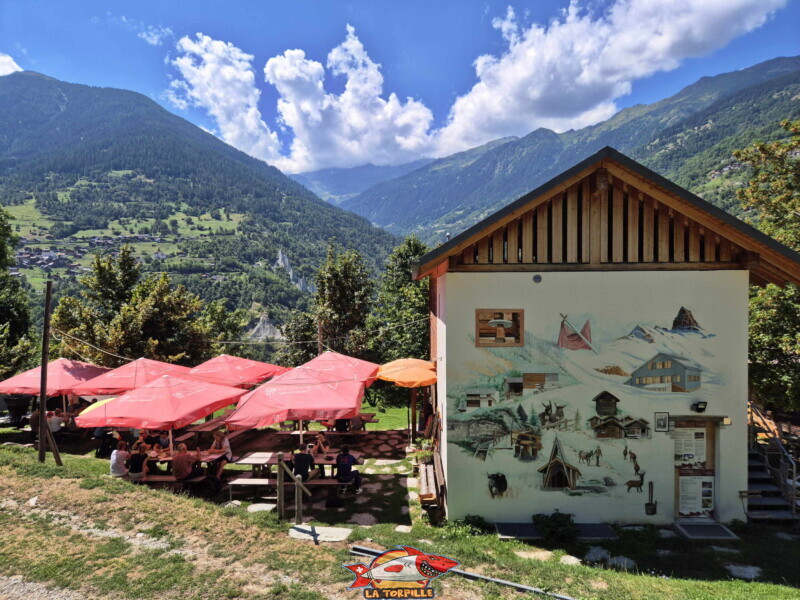 L'auberge d'Ossona avec la vue sur Euseigne. Tour des Passerelles, Val d'Hérens. L'auberge d'Ossona avec la vue sur Euseigne. Tour des Passerelles, Val d'Hérens.