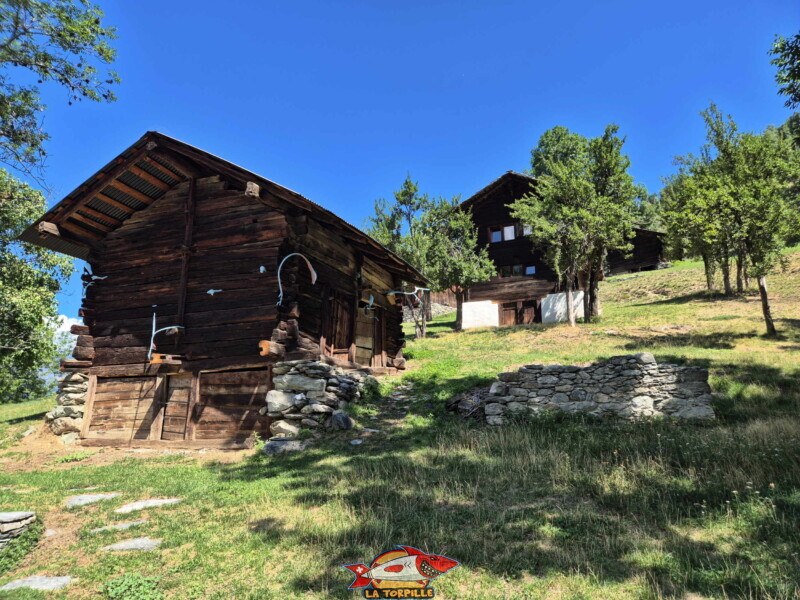Ossona, Des chalets de la zone d'Ossona. Tour des Passerelles, Val d'Hérens. Ossona, Des chalets de la zone d'Ossona. Tour des Passerelles, Val d'Hérens.