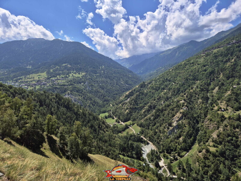 Le val d'Hérens au premier plan qui continue sur la gauche. Au milieu de l'image, le val d'Hérémence qui mène au barrage de la Grande-Dixence. Le val d'Hérens au premier plan qui continue sur la gauche. Au milieu de l'image, le val d'Hérémence qui mène au barrage de la Grande-Dixence.