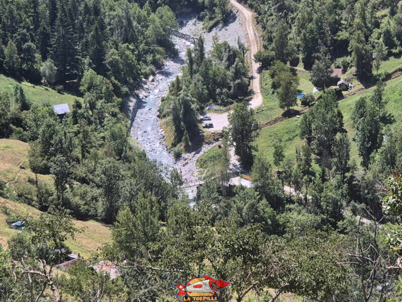 Descente vers la Borgne. Le pont sur la Borgne à Combioula. Tour des Passerelles, Val d'Hérens. Descente vers la Borgne. Le pont sur la Borgne à Combioula. Tour des Passerelles, Val d'Hérens.