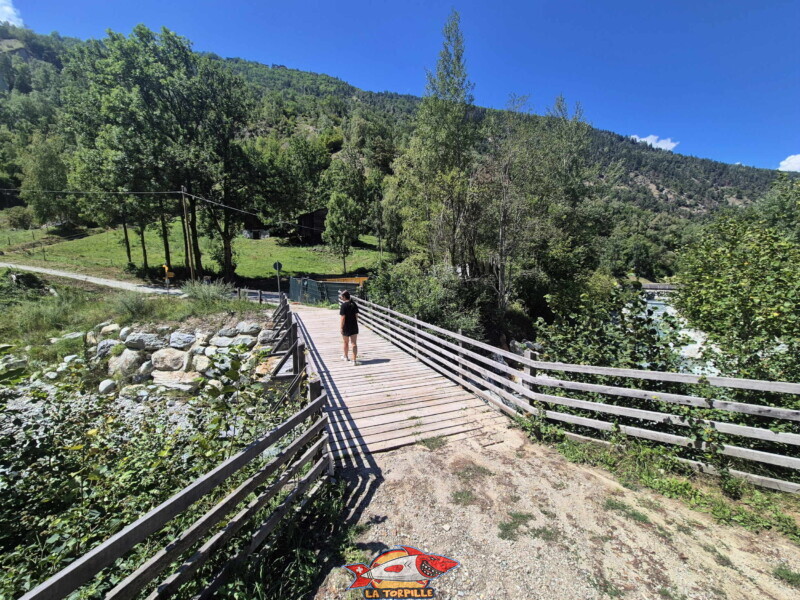 Le pont sur la Borgne à Combioula. On passe alors de la commune de St-Martin à celle d'Hérémence. Le pont sur la Borgne à Combioula. On passe alors de la commune de St-Martin à celle d'Hérémence. Tour des Passerelles, Val d'Hérens.