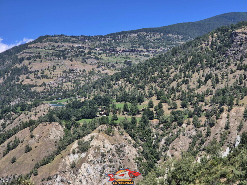 Le plateau d'Ossona depuis Eusigne. Sur le haut, le village de Mase. Tour des Passerelles, Val d'Hérens. Le plateau d'Ossona depuis Eusigne. Sur le haut, le village de Mase. Tour des Passerelles, Val d'Hérens.