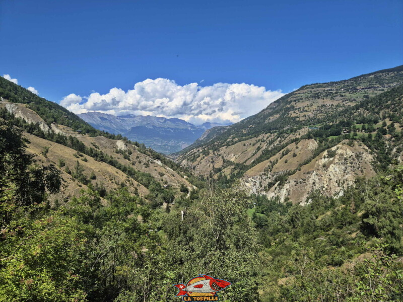 La vue sur le bas de la vallée d'Hérens et le versant nord de la vallée du Rhône. Tour des Passerelles, Val d'Hérens. La vue sur le bas de la vallée d'Hérens et le versant nord de la vallée du Rhône. Tour des Passerelles, Val d'Hérens.