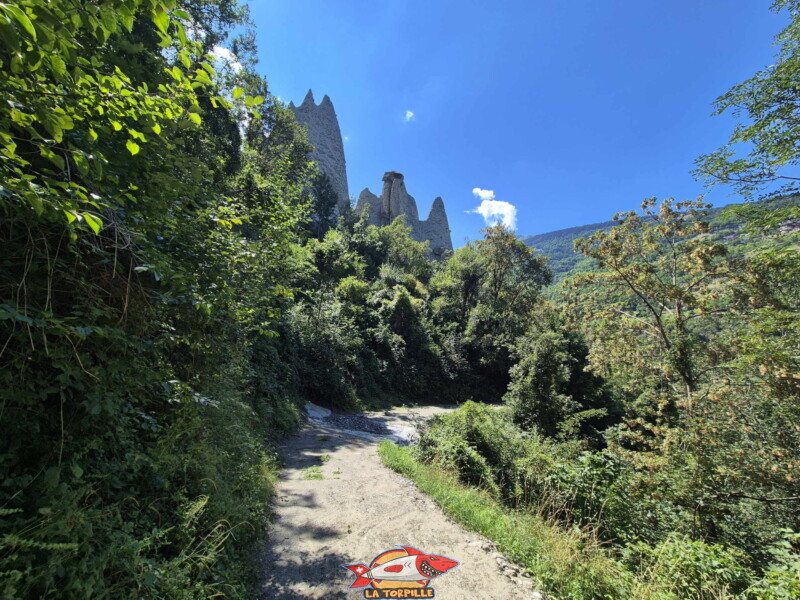 La vue vers l'arrière avec le passage sous les pyramides d'Euseigne. Tour des Passerelles, Val d'Hérens. La vue vers l'arrière avec le passage sous les pyramides d'Euseigne. Tour des Passerelles, Val d'Hérens.
