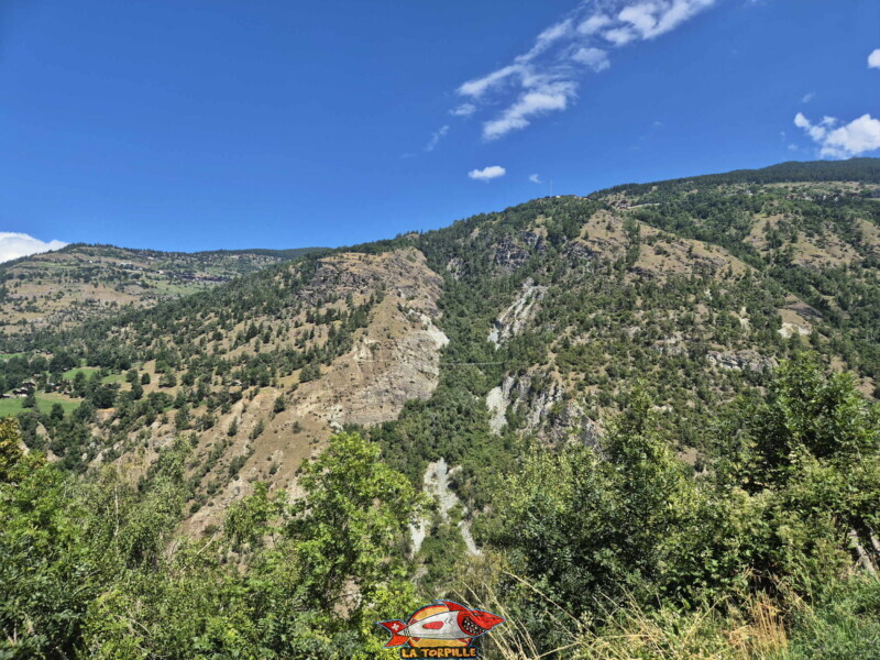 vue sur la passerelle de la Grande Combe depuis les pyramides d'Euseigne