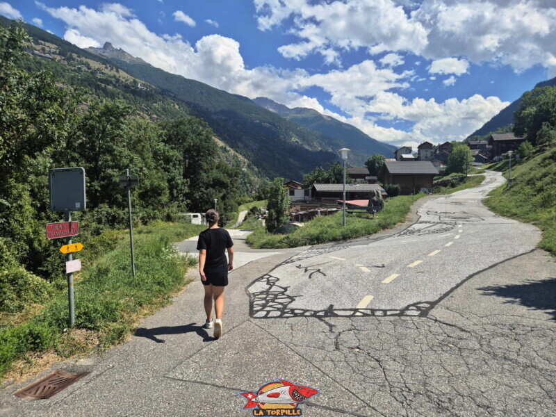 L'arrivée dans le bas du village d'Euseigne. Tour des Passerelles, Val d'Hérens. L'arrivée dans le bas du village d'Euseigne. Tour des Passerelles, Val d'Hérens.