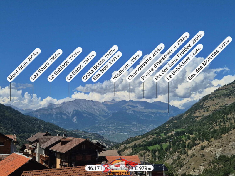 La vue sur le bas du val d'Hérens depuis Euseigne avec les montagnes du nord de la vallée du Rhône. La vue sur le bas du val d'Hérens depuis Euseigne avec les montagnes du nord de la vallée du Rhône.