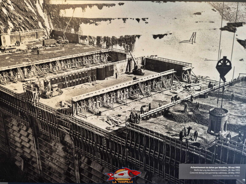 Une photo de la construction. Barrage de la Grande Dixence, Hérémence, canton du Valais. Une photo de la construction en 1955. Barrage de la Grande Dixence, Hérémence, canton du Valais.