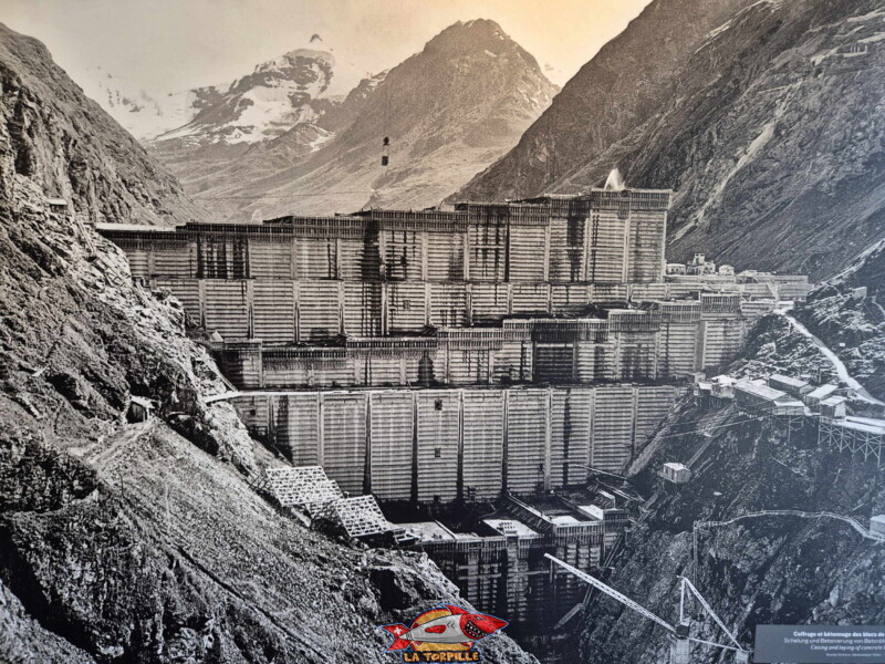 Le coffrage du béton lors de la construction. Barrage de la Grande Dixence, Hérémence, canton du Valais. Le coffrage du béton lors de la construction. Barrage de la Grande Dixence, Hérémence, canton du Valais.
