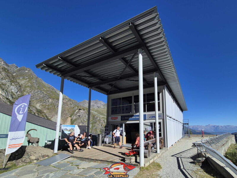 Le pavillon d'information, point de départ de la visite guidée. Barrage de la Grande Dixence, Hérémence, canton du Valais. Le pavillon d'information, point de départ de la visite guidée. Barrage de la Grande Dixence, Hérémence, canton du Valais.