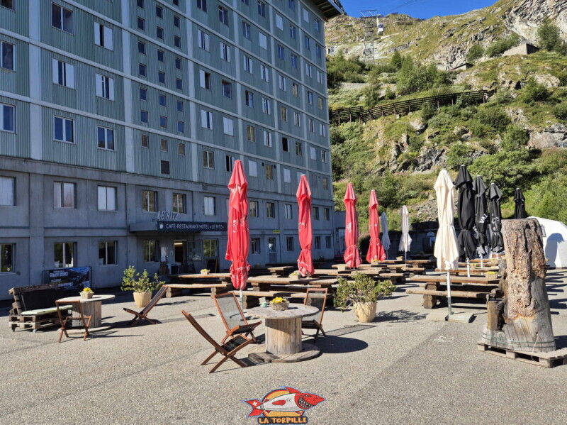 La terrasse du restaurant et café. Barrage de la Grande Dixence, Hérémence, canton du Valais. La terrasse du restaurant et café. Barrage de la Grande Dixence, Hérémence, canton du Valais.