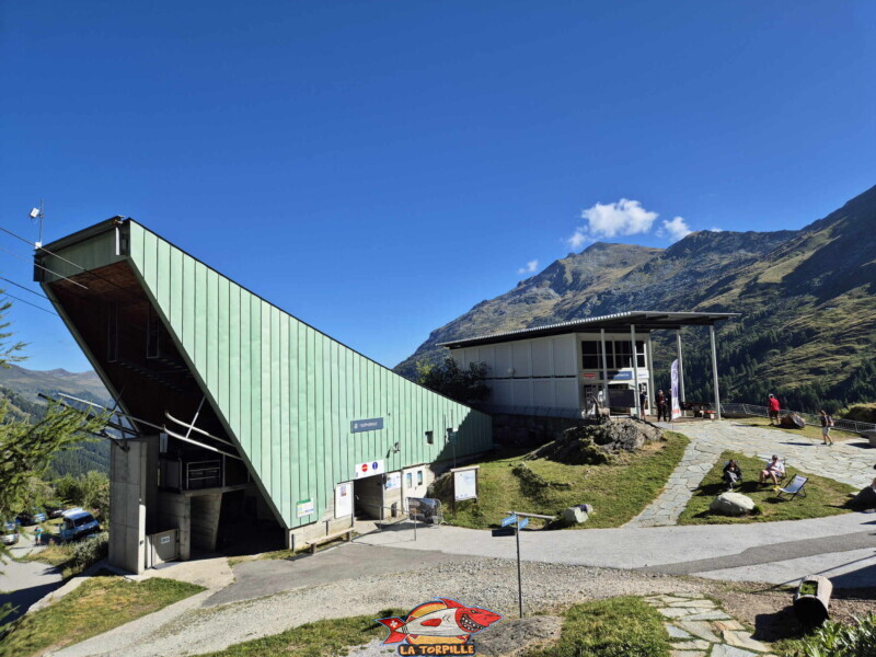 La station inférieure du téléphérique et le pavillon d'information. Barrage de la Grande Dixence, Hérémence, canton du Valais. La station inférieure du téléphérique et le pavillon d'information. Barrage de la Grande Dixence, Hérémence, canton du Valais.