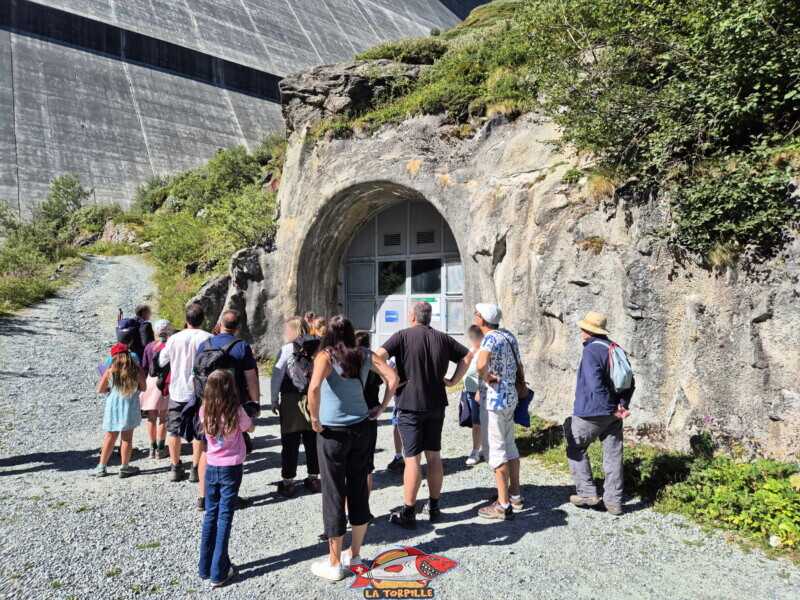 L'entrée de la galerie de service. Barrage de la Grande Dixence, Hérémence, canton du Valais. L'entrée de la galerie de service. Barrage de la Grande Dixence, Hérémence, canton du Valais.