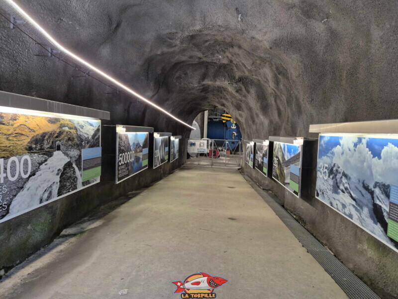 Les panneaux d'informations de la galerie de service. Barrage de la Grande Dixence, Hérémence, canton du Valais. Les panneaux d'informations de la galerie de service. Barrage de la Grande Dixence, Hérémence, canton du Valais.