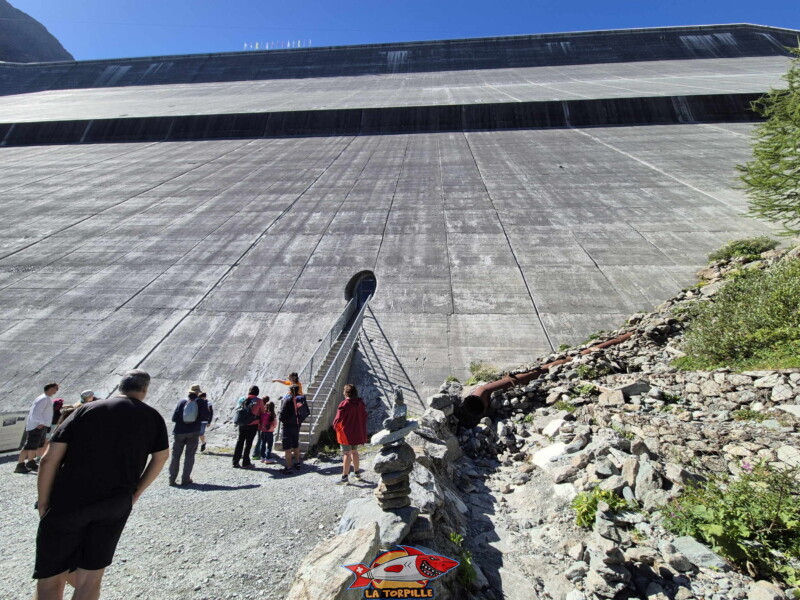 L'entrée dans le barrage par un escalier métallique. Barrage de la Grande Dixence, Hérémence, canton du Valais. L'entrée dans le barrage par un escalier métallique. Barrage de la Grande Dixence, Hérémence, canton du Valais.