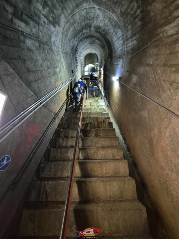 Les hautes marches d'escalier. Barrage de la Grande Dixence, Hérémence, canton du Valais. Les hautes marches d'escalier. Barrage de la Grande Dixence, Hérémence, canton du Valais.