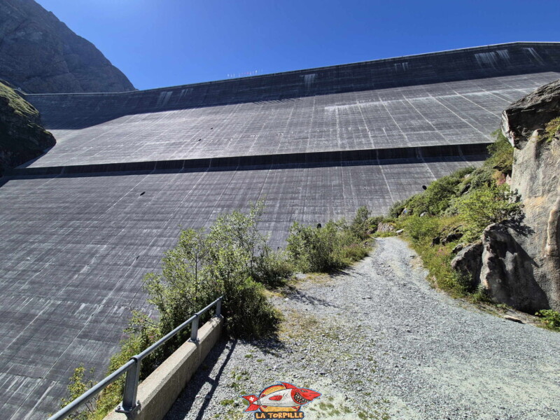 La magnifique vue sur le barrage juste avant d'arriver à la galerie de service. Barrage de la Grande Dixence, Hérémence, canton du Valais. La magnifique vue sur le barrage juste avant d'arriver à la galerie de service. Barrage de la Grande Dixence, Hérémence, canton du Valais.