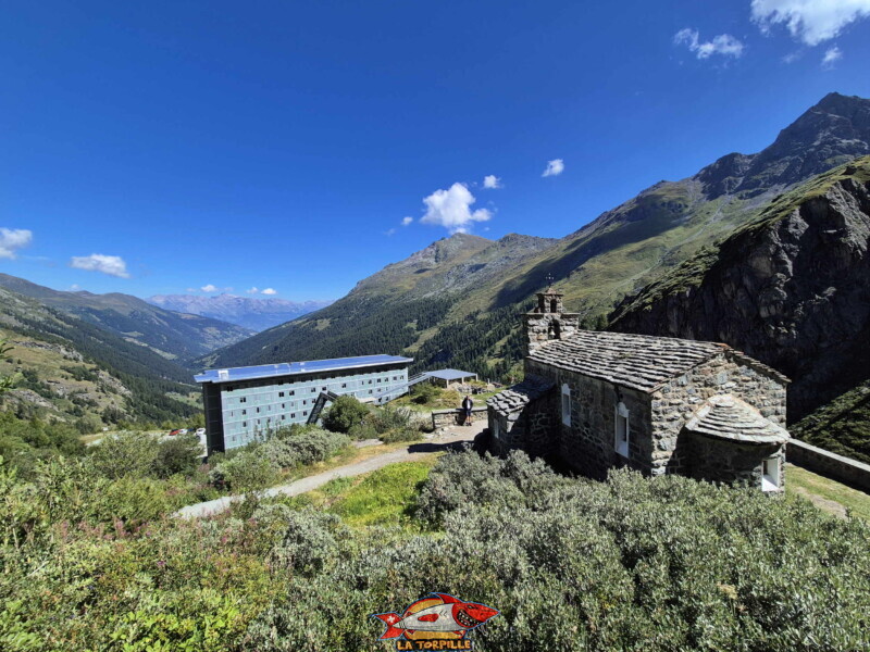 La redescente au Chargeur pour prendre le téléphérique. Barrage de la Grande Dixence, Hérémence, canton du Valais. La redescente au Chargeur pour prendre le téléphérique. Barrage de la Grande Dixence, Hérémence, canton du Valais.