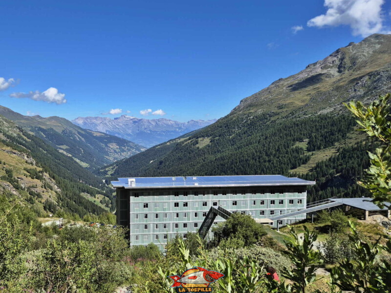 La vue depuis le côté amont sur l'hôtel et le val d'Héremence. Sur la droite, la plateforme pour les hélicoptères. En hiver, le personnel qui occupe l'hôtel peut rejoindre le barrage sans sortir, par des galeries souterraines. La vue depuis le côté amont sur l'hôtel et le val d'Héremence. Sur la droite, la plateforme pour les hélicoptères. En hiver, le personnel qui occupe l'hôtel peut rejoindre le barrage sans sortir, par des galeries souterraines. Barrage de la Grande Dixence, Hérémence, canton du Valais.