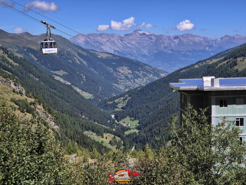 Téléphérique, trajet. La vue sur le val d'Héremence. Barrage de la Grande Dixence, Hérémence, canton du Valais. Téléphérique, trajet. La vue sur le val d'Héremence. Barrage de la Grande Dixence, Hérémence, canton du Valais.