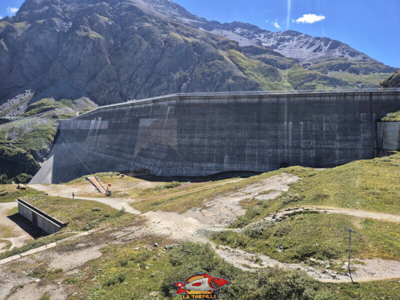Téléphérique, trajet. On remarque que le barrage, contrairement au barrage de Cleuson, n'est pas complètement droit mais construit en 4 parties rectilignes dont une principale, au milieu. Téléphérique, trajet. On remarque que le barrage, contrairement au barrage de Cleuson, n'est pas complètement droit mais construit en 4 parties rectilignes dont une principale, au milieu. Barrage de la Grande Dixence, Hérémence, canton du Valais.