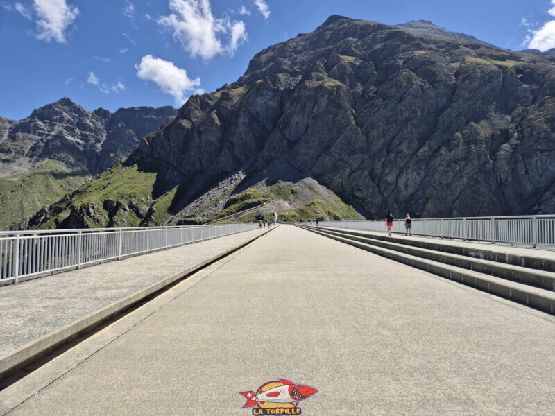 Couronnement, direction Est, La pointe de Vouasson légèrement sur la droite. Couronnement, direction Est, La pointe de Vouasson légèrement sur la droite. Barrage de la Grande Dixence, Hérémence, canton du Valais.