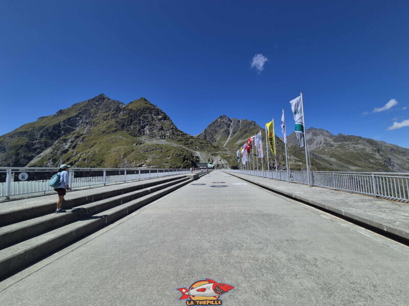 couronnement, Direction Ouest. Le Mont Blava sur la gauche. Barrage de la Grande Dixence, Hérémence, canton du Valais.