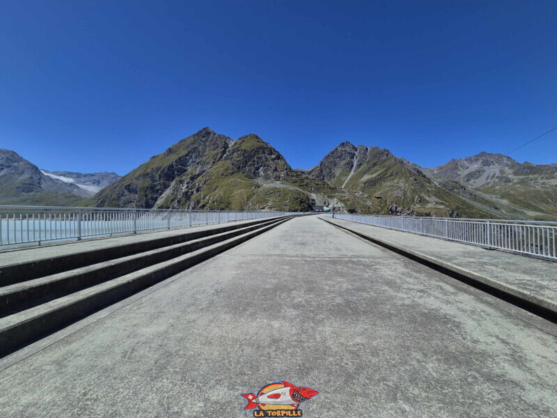 Le Mont Blava, sur la gauche, depuis le barrage. Barrage de la Grande Dixence, Hérémence, canton du Valais. Le Mont Blava, sur la gauche, depuis le barrage. Barrage de la Grande Dixence, Hérémence, canton du Valais.