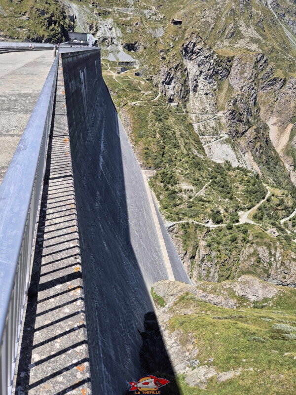 couronnement, Direction Ouest. Barrage de la Grande Dixence, Hérémence, canton du Valais.