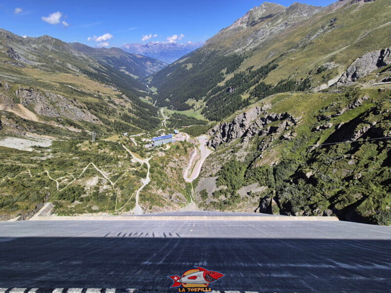 La vue aval sur le val d'Hérémence. Barrage de la Grande Dixence, Hérémence, canton du Valais. La vue aval sur le val d'Hérémence. Barrage de la Grande Dixence, Hérémence, canton du Valais.