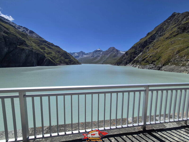 couronnment, vue amont. Barrage de la Grande Dixence, Hérémence, canton du Valais.