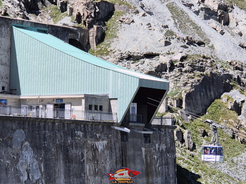 Téléphérique, Station supérieure. Barrage de la Grande Dixence, Hérémence, canton du Valais.