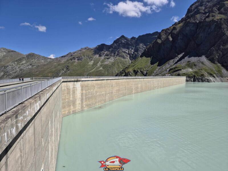 La vue amont du barrage. Le barrage de la Grande Dixence est généralement au plus bas au printemps et atteint son remplissage maximal en septembre. La photo est prise début août. La vue amont du barrage. Le barrage de la Grande Dixence est généralement au plus bas au printemps et atteint son remplissage maximal en septembre. La photo est prise début août. Barrage de la Grande Dixence, Hérémence, canton du Valais.