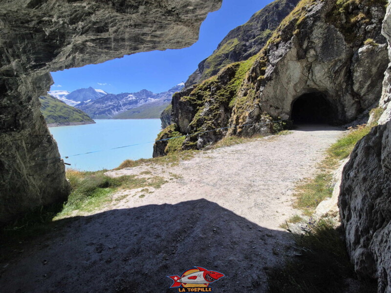 Sentier du lac des Dix. Barrage de la Grande Dixence, Hérémence, canton du Valais.