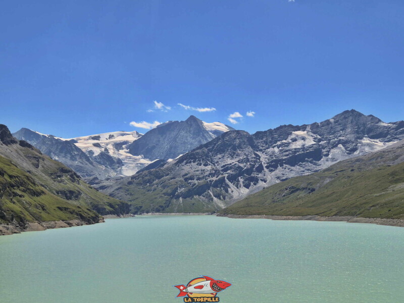 Sentier du lac des Dix. Le Mont Blanc de Cheillon au milieu de l'image. Barrage de la Grande Dixence, Hérémence, canton du Valais. Sentier du lac des Dix. Le Mont Blanc de Cheillon au milieu de l'image. Barrage de la Grande Dixence, Hérémence, canton du Valais.