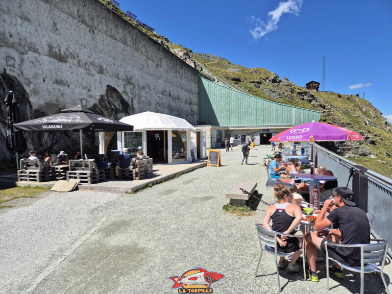 Le bar "les choucas". Barrage de la Grande Dixence, Hérémence, canton du Valais.