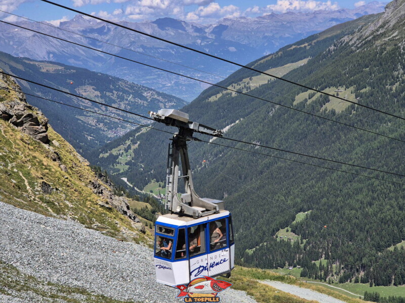 Téléphérique, trajet. Barrage de la Grande Dixence, Hérémence, canton du Valais.