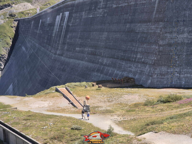 Le site de lancer de hache à l'arrivée de la tyrolienne. Barrage de la Grande Dixence, Hérémence, canton du Valais.